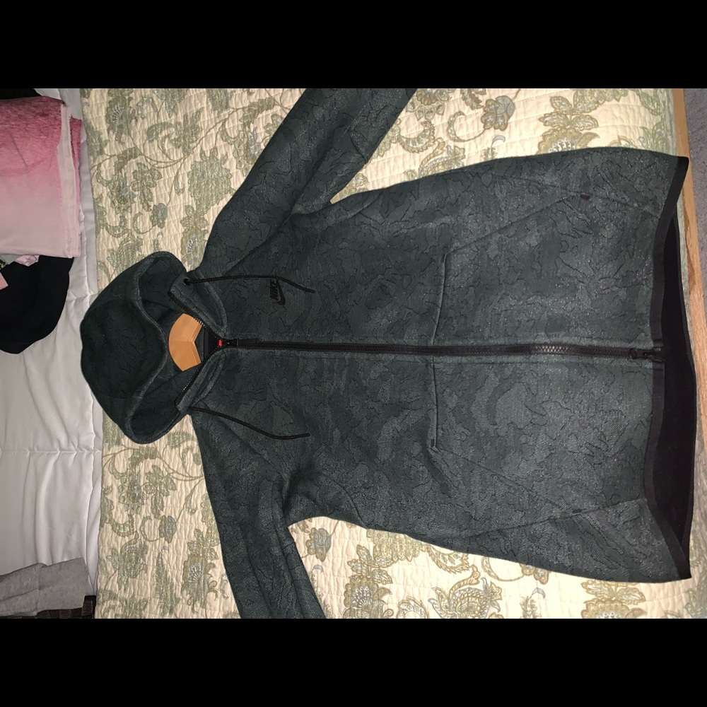 Men’s green camo Tech Fleece